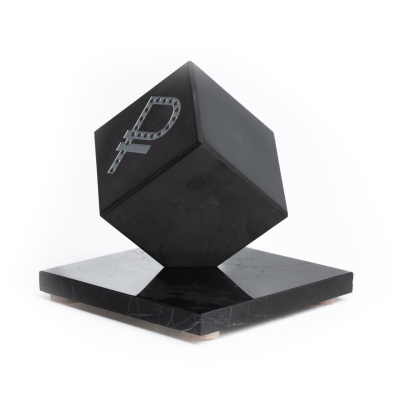 куб с гравировкой на подставке