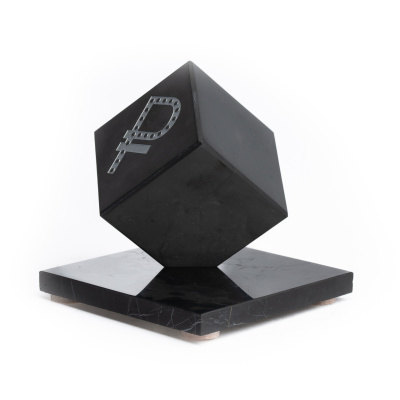 куб с гравировкой на подставке