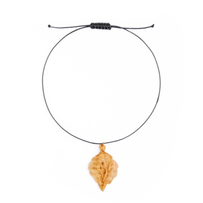 кулон из карельской березы